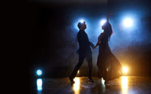 Homem e mulher dançando